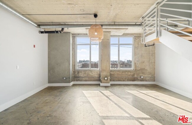 Building Photo - 825 East 4th St