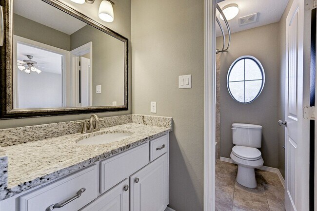 Building Photo - Charming 3-Bedroom Home with Modern Amenit...