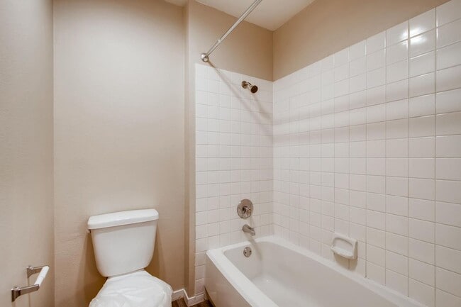 Building Photo - Near Summerlin, Gated Community w/ tons of amenities - Amazing Condo!