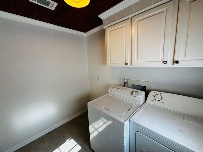 Building Photo - 709 Greenfield Dr