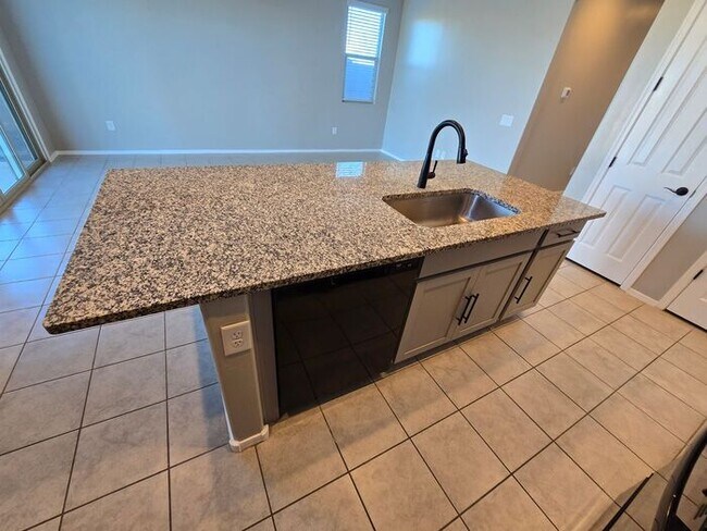 Building Photo - MOVE IN SPECIAL!! 3 Bedroom/ 2 Bath Red Rock Oasis