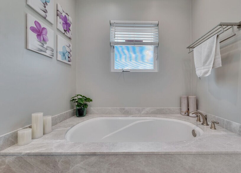 Building Photo - 4242 Van Nuys Blvd