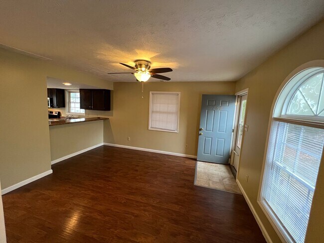 Building Photo - PRIE REDUCTION  3 Bedroom Avail August 2026; Rent $1,600