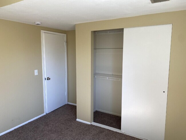 Building Photo - "Charming 3-Bed Oasis with 2 Full Baths in...