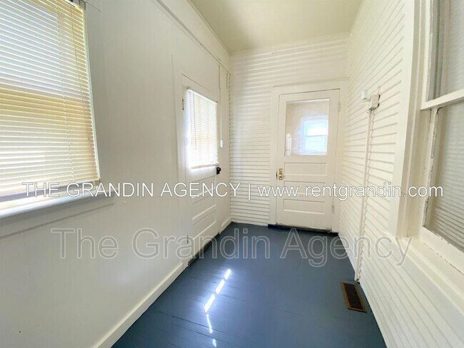 Building Photo - 1129 Stewart Ave SE