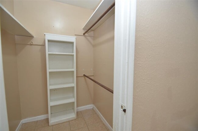 Building Photo - 439 Breeze Park Dr