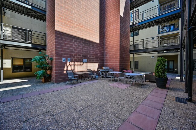 Building Photo - Stunning Condo in Excellent Salt Lake Loca...