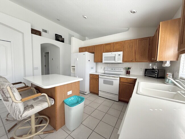 Building Photo - "Charming 3-Bed Oasis with 2 Full Baths in...