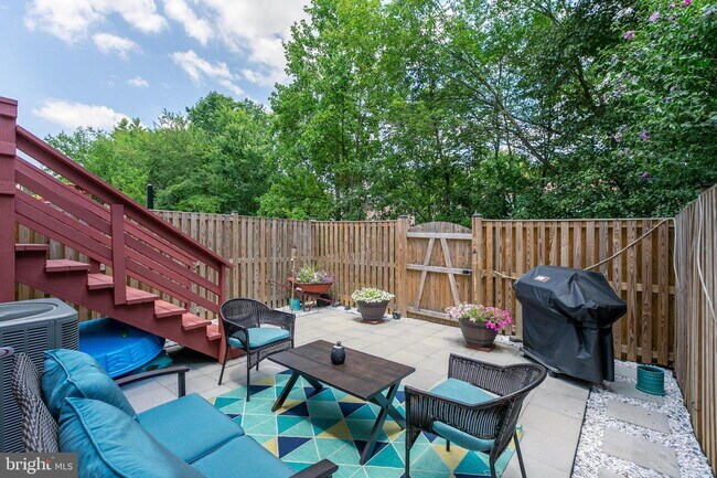 Building Photo - Stylish and Spacious Townhome with Open Floor Plan and Updated Kitchen