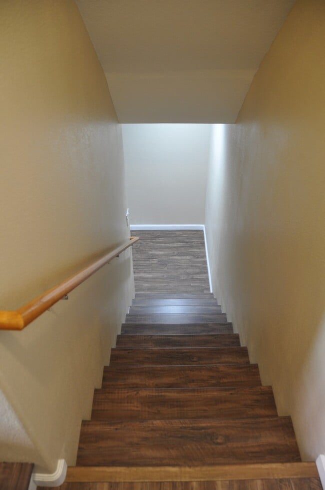 Building Photo - Stunning Town home in Mid Town!