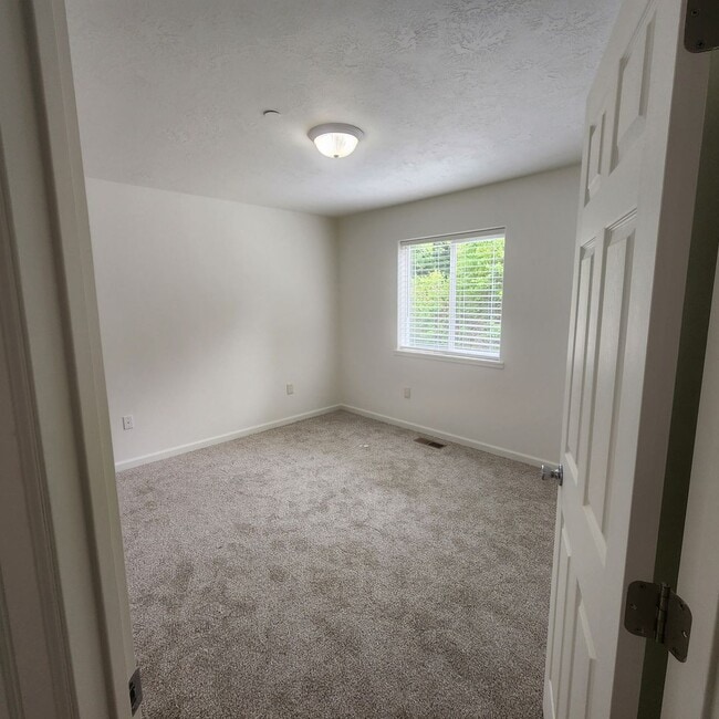 Building Photo - 3 Bedroom House Available in Quiet Astoria Neighborhood!