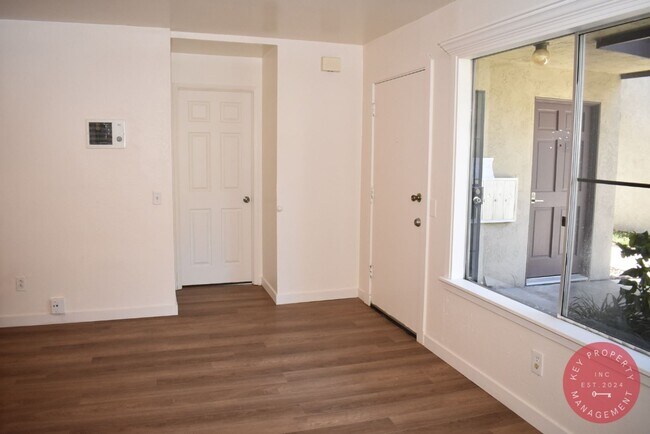 Building Photo - Charming 2-Bedroom East San Diego Apartment