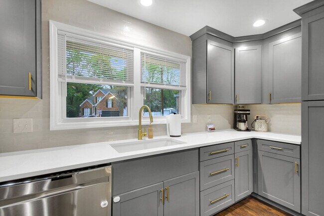 Building Photo - Beautifully Renovated West Ashley Home