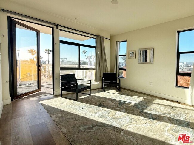 Building Photo - 723 S St Andrews Pl