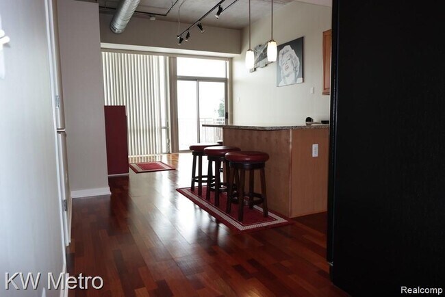 Building Photo - 350 N Main St