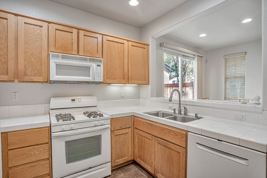 Building Photo - 1658 Glenmore Dr