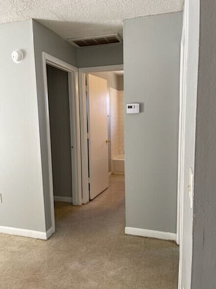 Building Photo - 518 Pinewood Ave