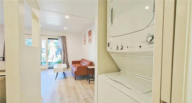 Building Photo - Discover this stunning 1-bedroom, 1-bath e...