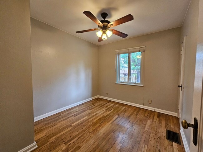 Building Photo - Alamo Placita Adorable 3 Bed 2 Bath Bungalow w/ CACH, Garage, Fenced Yard & More