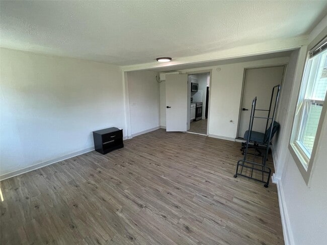 Building Photo - 411 Guyer St