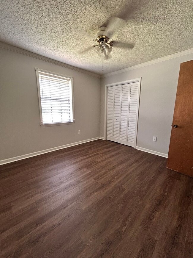 Building Photo - Great location near Perkins/Pecue!!
