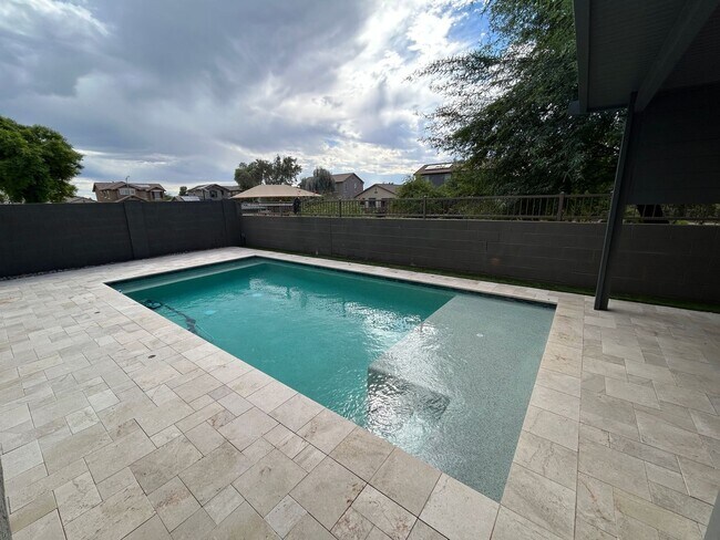 Building Photo - 15439 W Poinsettia Dr