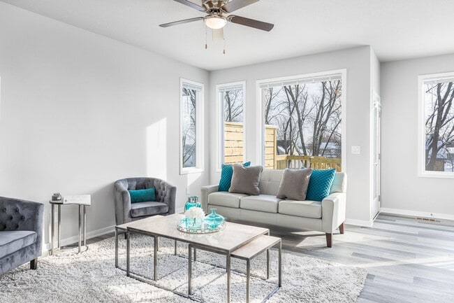 Building Photo - Modern Comfort in the Heart of Norwalk