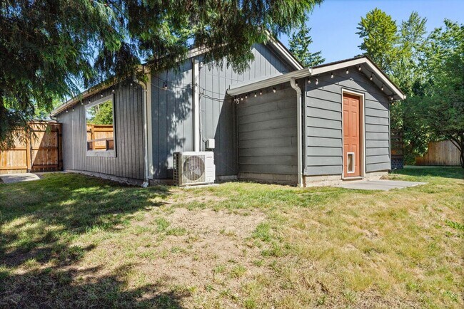 Building Photo - 1421 N 32nd St