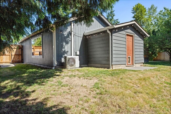Building Photo - Kennydale Rambler with parking- Close to Lake Washington