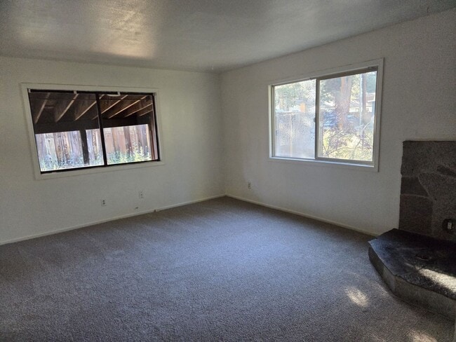 Building Photo - 1069 Sierra Blvd