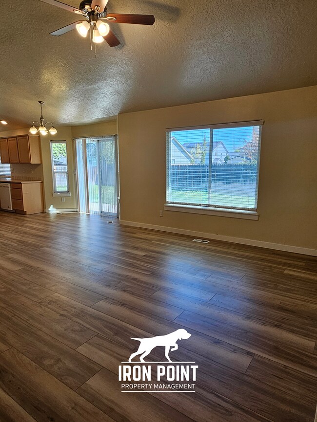 Building Photo - 3bed/2bath w/3 car garage, upstairs bonus room, vaulted ceilings, & fenced yard.