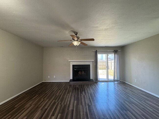 Building Photo - End-Unit Townhome in Amhurst "ASK ABOUT OUR ZERO DEPOSIT"