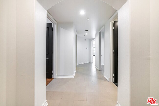 Building Photo - 120 S Palm Dr