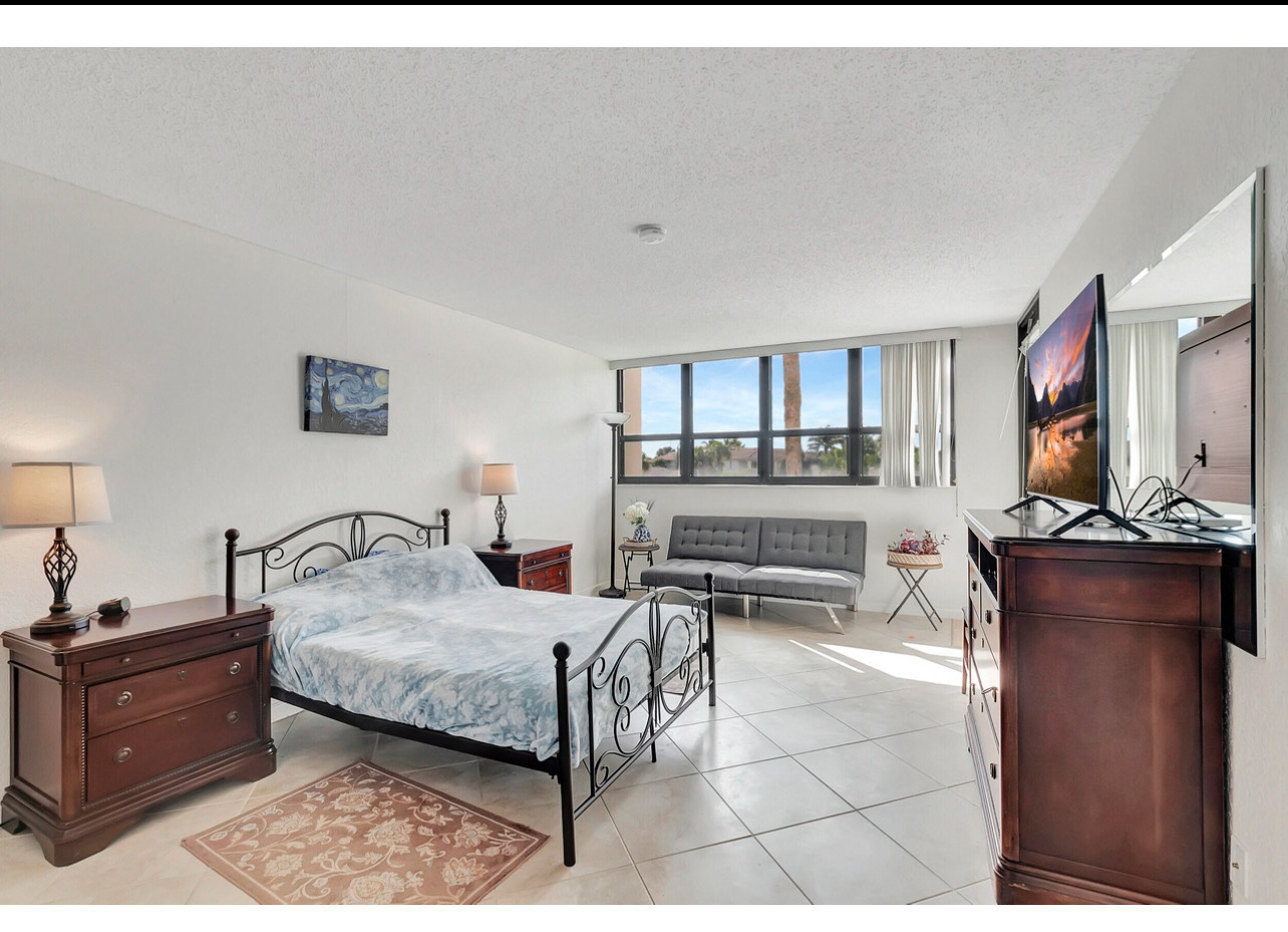 Beautiful large private bedroom with private entry to balcony - 800 Jeffery St