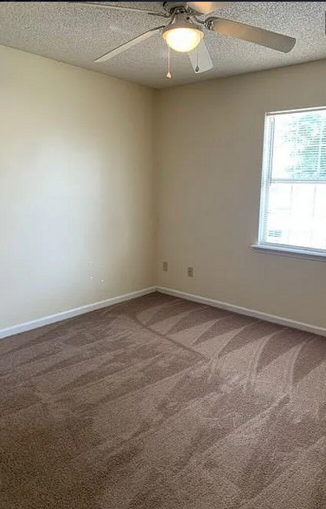 Building Photo - Village Green - Remerton Duplex