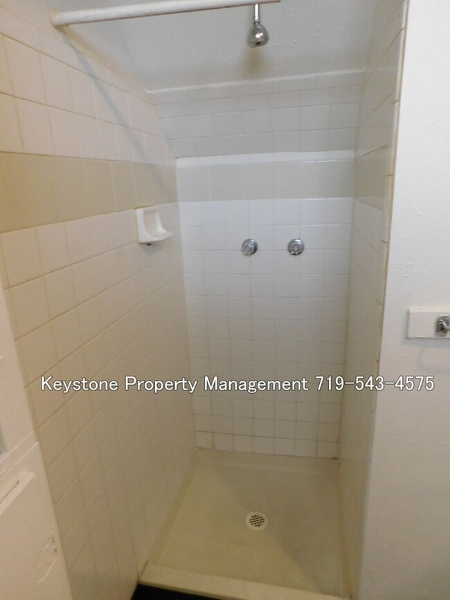 Building Photo - Move-In Special! $400 Off! -  Eastside Efficiency Apt in Triplex  $800/$800