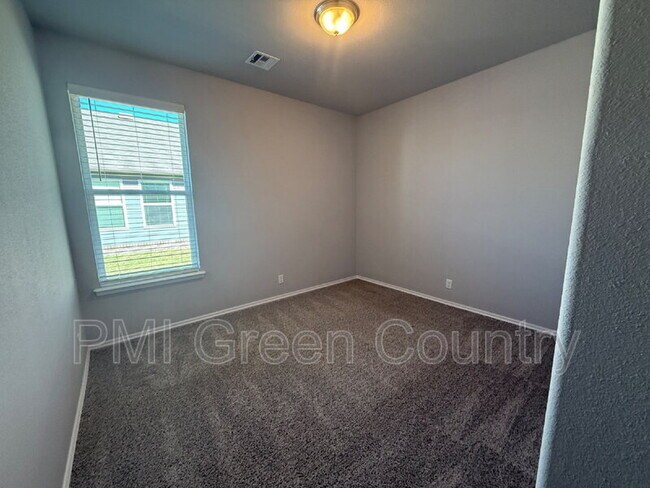 Building Photo - 7427 S Walnut Ave