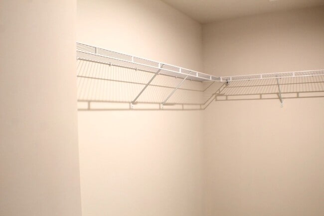 Building Photo - 105 S Peak Dr