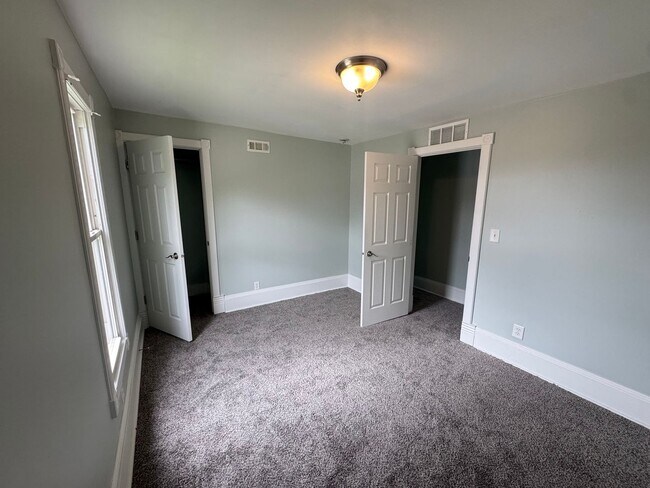 Building Photo - Large 4 bedroom home!