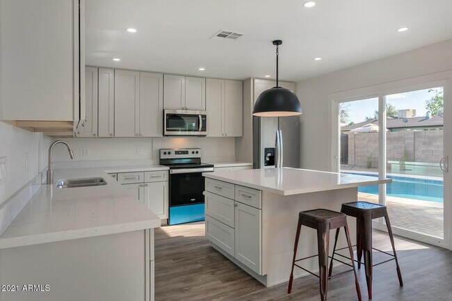 Building Photo - 2333 E Paradise Dr