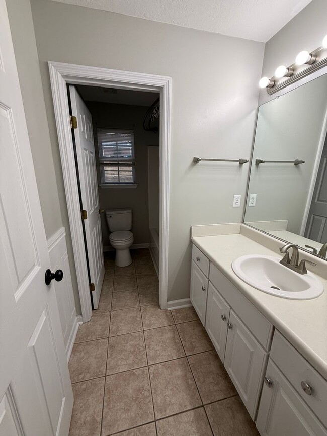 Building Photo - HOME FOR LEASE 4 BR 2 BATH RANCHSTYLE  SPLIT FLOOR PLAN AND OPEN  LARGE  FENCED BACKYARD  CONVENI...