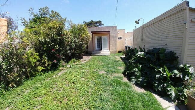 Building Photo - Gorgeous and Spacious 3-Bedroom 2-Bath home with Built-In BBQ, Garage, Hardwood Floors & Yard! MO...