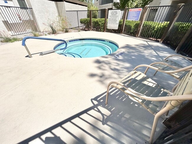 Building Photo - ADORABLE UPSTAIRS CONDO! 2 BEDROOM / 2 FUL...