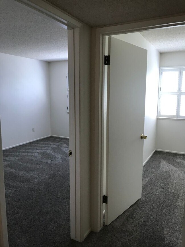 Building Photo - La Canada Townhome Quiet Community 2 Bedroom