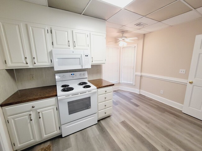 Building Photo - MYERS PARK 1st month free rent!