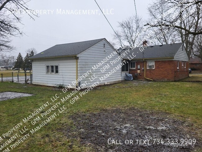 Building Photo - Home in Southfield!