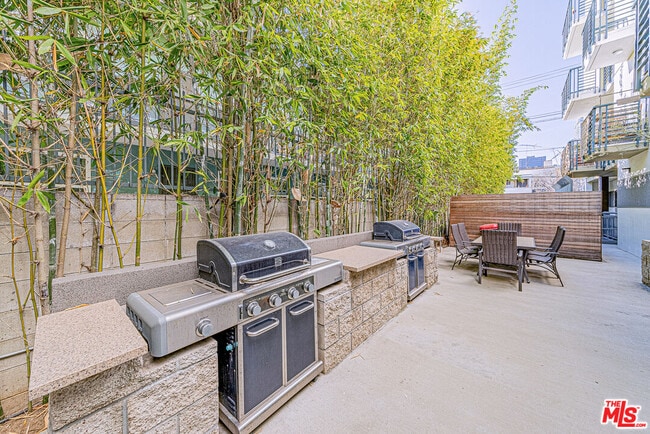 Building Photo - 903 S New Hampshire Ave