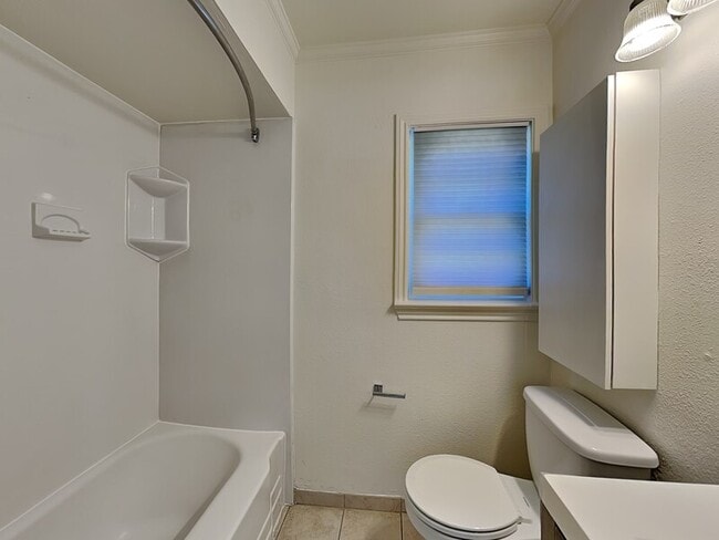 Building Photo - 6442 Bordeaux Ave