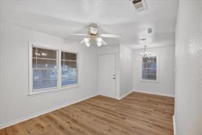 Building Photo - MOVE IN READY 4-BED 2-BATH
