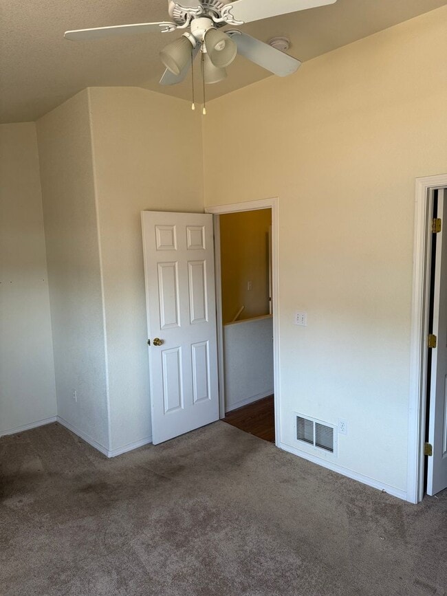 Building Photo - Beautiful 3-Bedroom 2.5 Bathroom in Briarg...